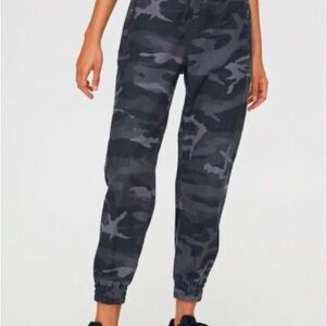 🩶 TNA GREY CAMO ALIX Jogger Pants